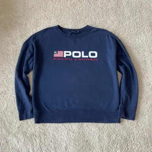 Ralph Lauren Polo USA - Snygg blä sweatshirt frän Ralph Lauren med stort USA tryck pà framsidan. Tröjan har rund hals och länga ärmar, perfekt för vintern och den är i toppskick! Storlek: LG/ 165-175. Kom med bud!