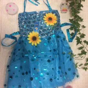 Flicka Färgglada klänningar med paljetter och blommor - Säljer tre färgglada klänningar med paljetter och stora solrosor framtill. Finns i blått, rosa och rött med glittriga detaljer och tunna axelband. Perfekt för en festlig look! 🌻✨  helt ny , 275kr/st   Stlk 120-150 