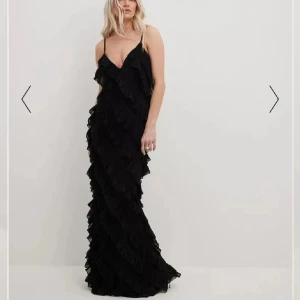 Balklänning - Superfin balklänning från NAKD, aldrig använd. Säljer då jag inte kommer använda den, storlek storlek 38/40. Säljer billigt för 400!