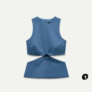 Blå topp från Zara - Snygg blå ärmlös topp från Zara med en unik knutdetalj i midjan. Perfekt för att ge en stilren look med en twist. Toppen är i ett mjukt material och har en modern design.storlek xs, helt slutsåld, Alldrig andvänt den med prislapp kvar !, 
