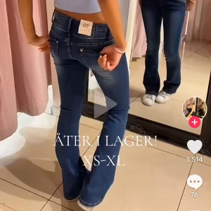 lågmidjade  bootcut jeans mörkblå - Hej säljer ett par jätte fina Snygga mörkblå bootcut jeans med låg midja i storlek M. Innerbensmåttet är ungefär 80cm. Midjemåttet är ungefär 36-37 cm tvärs över men dem är väldigt stretchiga,. Dem är även små i storleken så det beror på. Använda 1 gång och inga defekter eller något. Dem är i väldigt bra skick. Skriv om ni är intresserade ❤️