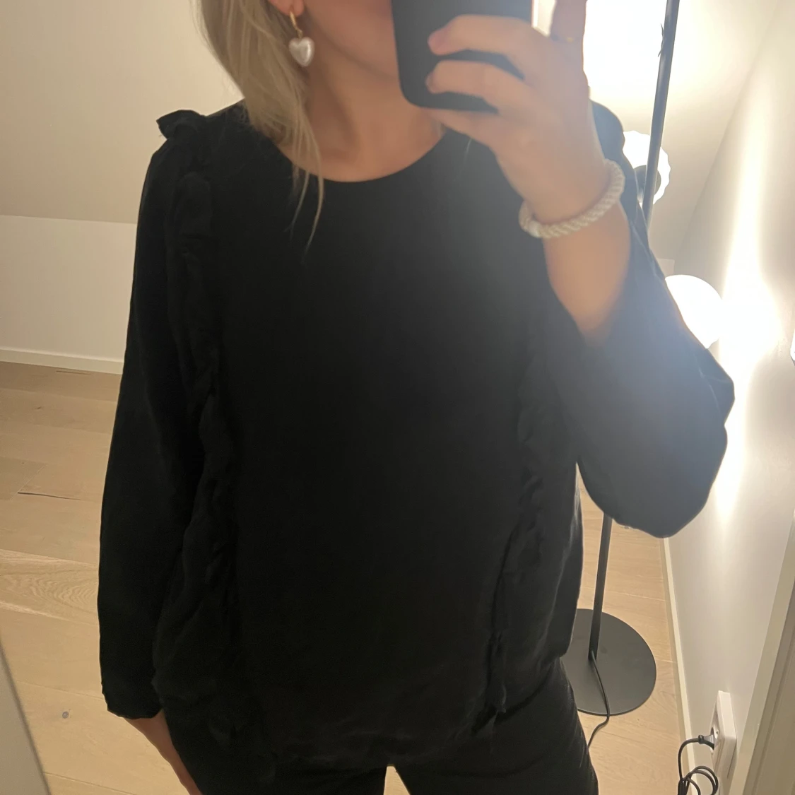 Svart blus med volangdetaljer - 1