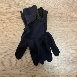 Ridhandskar  - Ridhandskar från fouganza, marinblåa i bra skick! Stl står inte men skulle säga som S