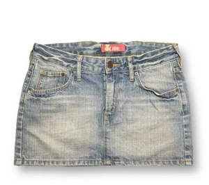 Mini jeanskjol - Strl 158 i barnavdelning men passar S/M Midjemått 77cm runt om, Längd 32cm Har ej bild på då den är för liten på mig💕