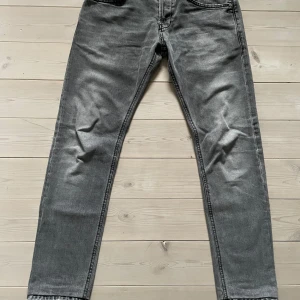 Gråa dondup jeans - Snygga grå jeansbyxor med en klassisk femficksdesign. De har en rak passform och är perfekta för en avslappnad stil. Byxorna har en diskret tvättad look som ger dem en skön design. Hör av er vid frågor eller för fler bilder! 🙌