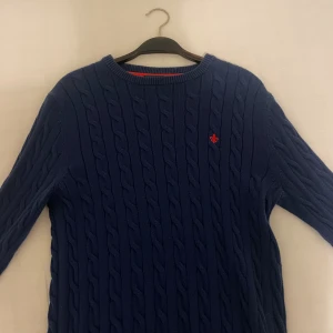 Blå kabelstickad tröja från Morris - Säljer en snygg fett stickad Morris tröja, perfekt när det är lite kallt ute, om ni har några frågor är det bara och skriva. Mvh Oskar