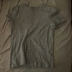 Grå ribbad t-shirt från BikBok - Använd flertal gånger men inga skador 🩷