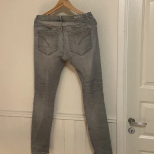 DONDUP JEANS - Det är ett par byxor från Dondup köpta på united fashion. De har 1 hål över bakfickan därav priset. Det är också en lagning vid gylfen men de är inget man tänker på. Passar en normalstor tonåring. Pris kan diskuteras 