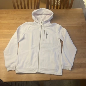 Ny vit sailracing hoddie  - Säljer en helt ny oanvänd och otvättad sailracing tröja. Helt perfekt skick och inga problem med den.