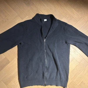 Stickad fullzip från John Henric - Snygg fullzip från John Henric. Storlek L.