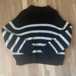 Svart och vit randig tröja från Gina Tricot - Säljer en snygg svart och vit randig tröja från Gina Tricot. Tröjan är stickad med långa ärmar och har en ribbad struktur. Den är i storlek XS men skulle säga att den även passar S. Bra skick