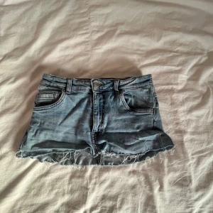 Blå minikjol från LAB - Säljer en kort blå kjol från lab