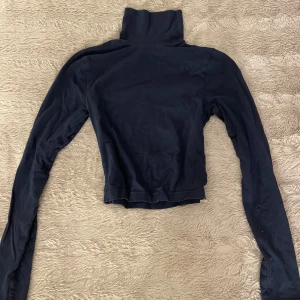 Tajt topp  - Säljer denna marinblå toppen från HM💕