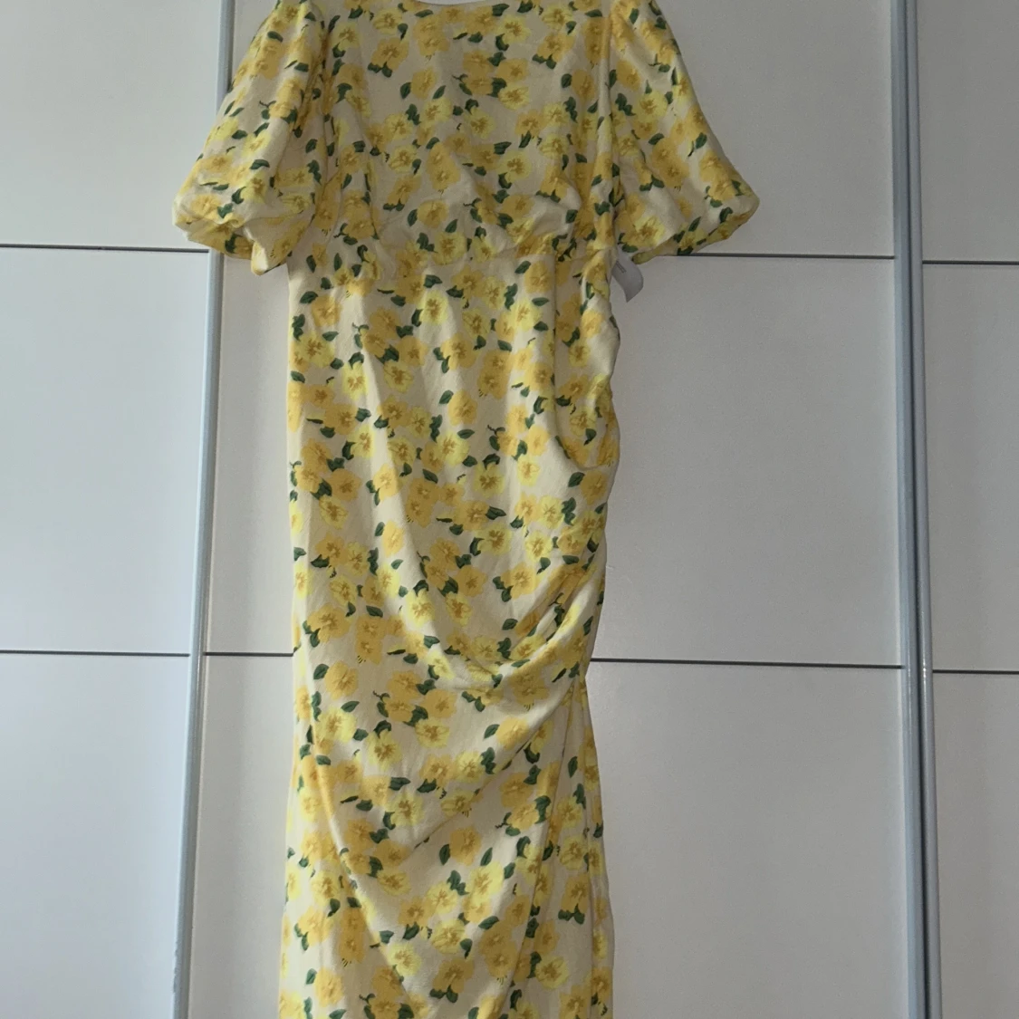 Blommig gul klänning från Bubbleroom