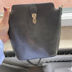 Handväska - Snygg axelremsväska i nyskick! Fickor både på in och utsidan🩷