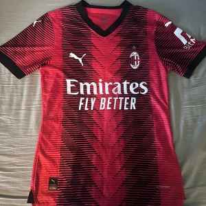 AC Milan jersey med Giroud - Stilren fotbollströja med Giroud där bak. Storlek S. Vid funderingar är det bara att höra av sig.