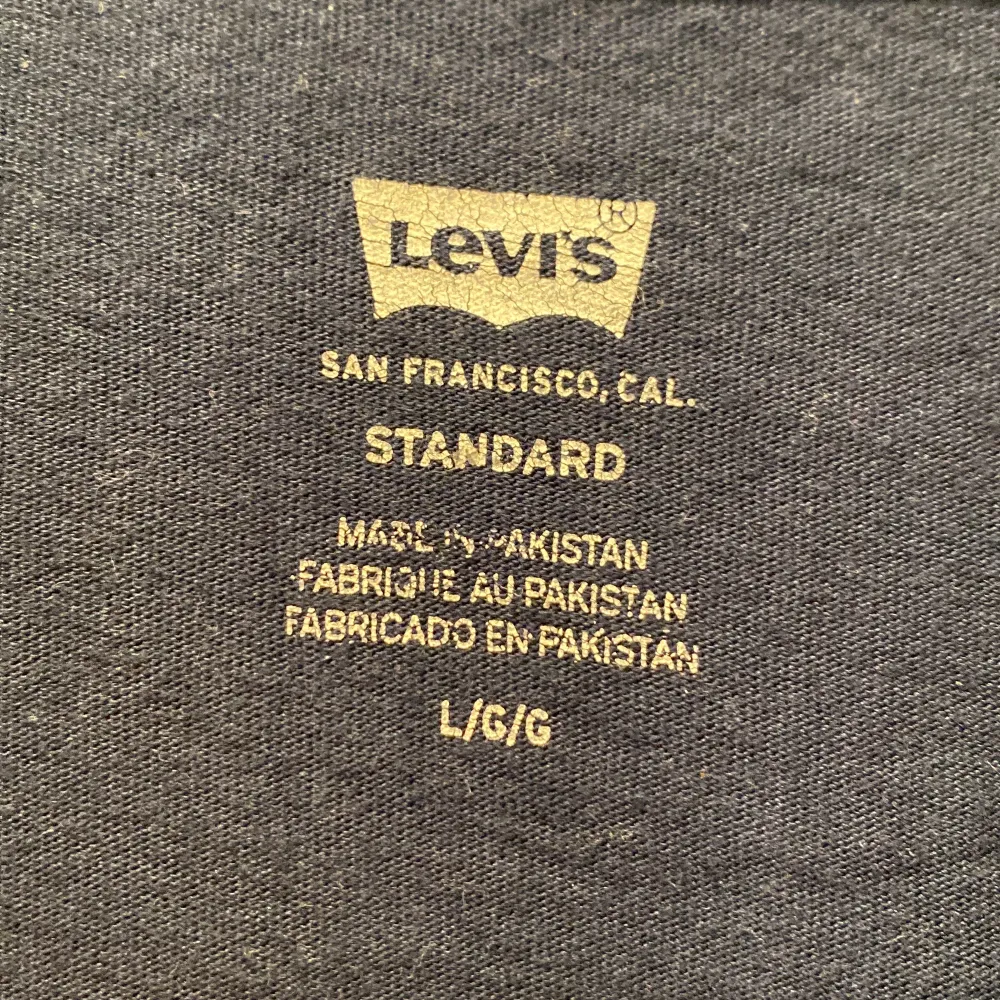 Säljer en snygg blå t-shirt från Levi's i storlek L. Den har en klassisk röd och vit logga på bröstet. . T-shirts.