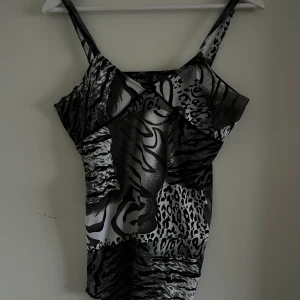 Coolt vintage linne - Coolt mönstrat linne! Köpt från humana. Fint skick!❤️