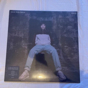 Louis Tomlinson walls vinyl oöppnaf - Louis Tomlinson vinyl standard svart, oöppnad så oanvänd och i fint skick. Köparen står för frakten. 