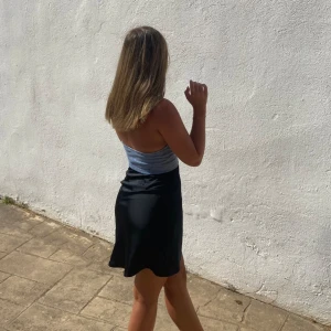 Minikjol i satin - Svart minikjol i satin från Bikbok. I strl XS. I gott skick!