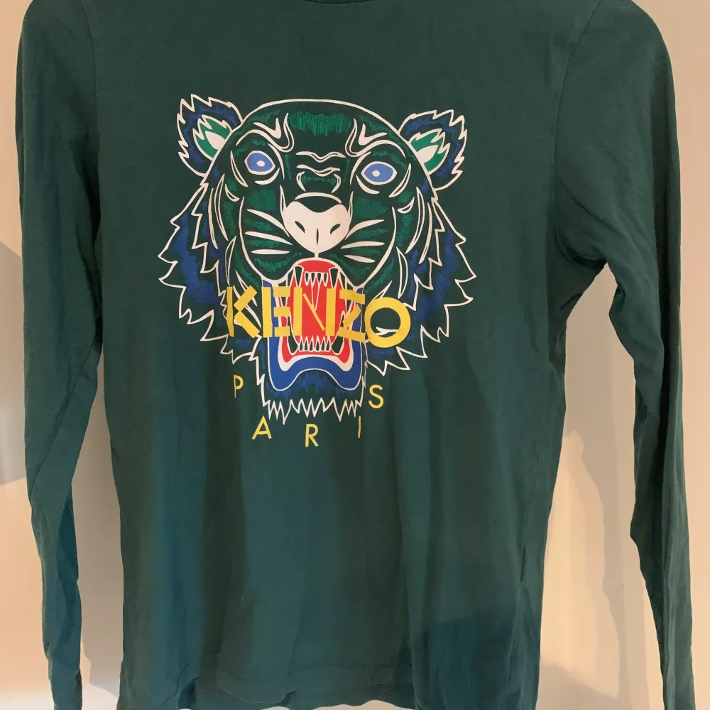 Grön Kenzo Kids longsleeve i storlek 152. Tveka inte på att skriva om ni har några frågor!. T-shirts.