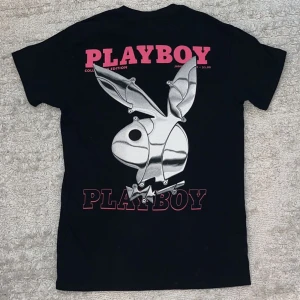 Playboy T-shirt - Använd fåtal gånger bara i jätte bra skick inga skador eller fläckar. Ser helt ny ut. Kan användas av killar och tjejer i stolek S. Köpt på Zalando