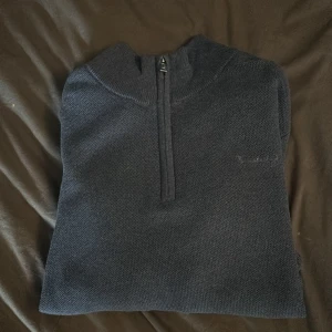 Bondelid half zip - Säljer denna helt oanvända half zipen från Bondelid. Köpt för 699 så säljer för väldigt bra pris, kvitto finns så kom privat isåfall! Kom med förslag på pris!