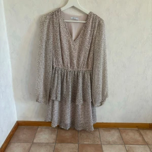 Fin klänning  - Jättefin klänning som aldrig är  använd, stl S. Säljer för att den inte kommer till användning!