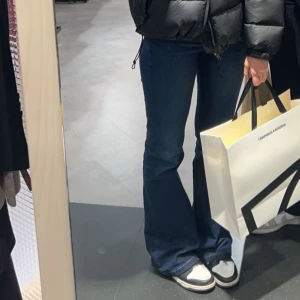 Mörkblå jeans - Säljer ett par mörkblå jeans i mycket bra skick. De är mid waist och har en bootcut-stil som ger en snygg siluett. Perfekta för både vardag och fest!