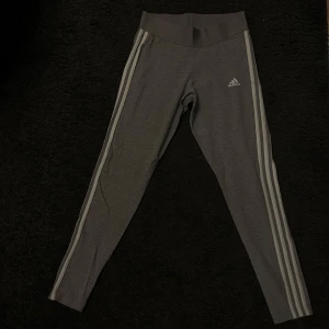 Adidas leggings gråa - Mycket bra skick inga skador köpta på adidas