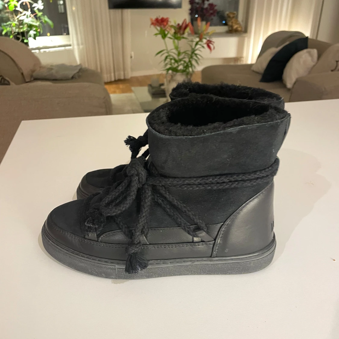 Svarta boots i nyskick från Inuikii