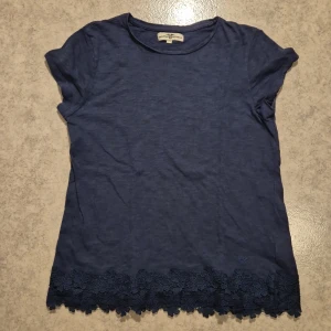Fin tshirt - Fin marinblå tshirt med spetskant, Fin både till vardag men oxå till fest, använd men i bra skick.