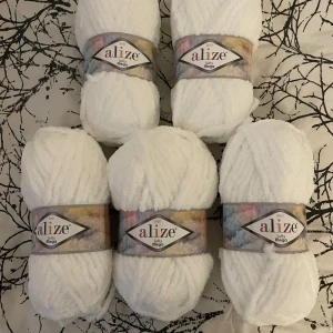 Alize softy mega garn - Säljer då det inte har kommit till användning. Alla 5 för 175kr. 1 för 35kr. Helt oöppnad och ej använt.