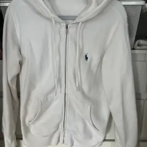 Säljer en stilren vit hoodie från Ralph Lauren och ett par mjukisbyxor i mycket bra skick. 