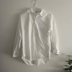 Vit skjorta  - Vit skjorta från Zara använd två gånger 