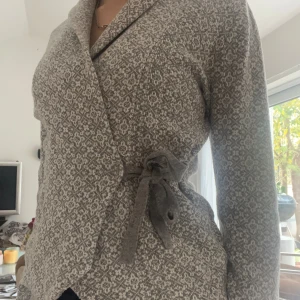 Grå Odd Molly likadane omlottkofta - Jättefin grå Odd Molly liknande omlottkofta från Happy Holly. Storlek 32/34=xs. Inga defekter! pris kan diskuteras. Hör av dig vid frågor eller om du vill ha fler/bättre bilder! 💓