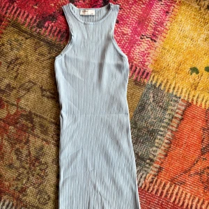 Klänning  - Fin blå kropps anpassad känning! Den gåt till överknäna 