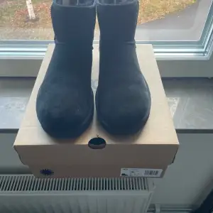 Säljer dessa fina Uggs i storlek 40 då dem blivit för små, ganska stora i storleken. Skulle säga att dem näst intill nyskick, vilket innebär att dem är andvända fåtal gånger. Kan ta byten och priset kan eventuellt diskuteras.