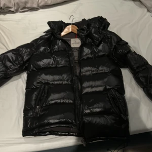 Moncler maya st 2 - Moncler maya st 2 säljs pågrund av att den inte används vi köpte den och den har bara legat i garderoben därför säljs den. Den är på bra skick vid snabbaffär kan priset diskuteras