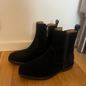 Mocka skor  - Säljer dessa äkta mocka skor som är använda 2 gånger. Alltså i nyskick. Köpta för 1300 därav priset! 