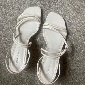 Vita klackar - Bekväma och enkla klackar att gå i använda 3 gånger men köpte dem till balen i 9:an. Skulle säga att de kanske är lite mindre i storelen så att de passar en 38 bättre. Inga defekter