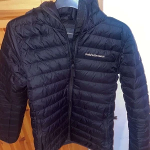 Peak performance jacka - Jättebraskick, mörkblå färg, inte använt mycket och säljer nu pga att den bara ligger i garderoben, storlek s, söker nu en ny ägare:) köpte den för 1799kr men säljer nu för 850kr, pris går alltid att diskutera. Hör av er!