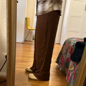 Our legacy reduced trousers - Otroliga byxor från our legacy. ss20 om jag minns rätt. Byxorna är av italienskt material och sydda i Portugal. Dem är vävda med ett tjockt garn vilket ger dem en härlig textur. Dom är storlek 46 och färgen är brun nästan röd. Perfekta sommarbyxor!!