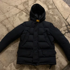 Blå parajumpers jacka - pjs jacka använd fåtal gånger inga skador som en ny jacka certilogo finns köpt från nk i göteborg men har inte kvitto längre har tappat den varm o fin för vintern säljer pga gillar inte stilen längre skriv dm om ni undra nåt eller är intreserrade 😊 