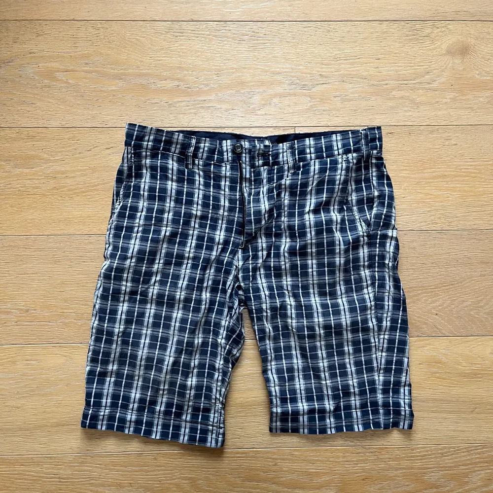 Rutiga shorts från italienska 40WEFT, köpta i Como  Storlek M  Sparsamt använda och i gott skick . Shorts.