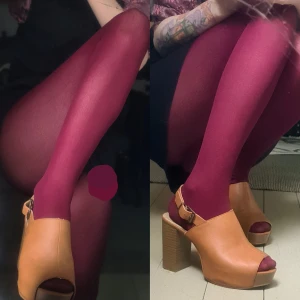 Färgade strumpbyxor maroon/plum S/M - Lite tunnare, och färgen svår att bedöma, blir ljusare med en ljusare hudton. Bra skick, lite knottriga och missfärgade sulor.