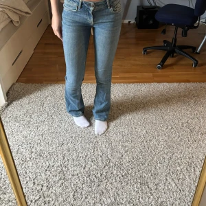Bootcut jeans - Säljer mina superfina lågmidjade bootcut jeans från Zara, i storlek 32💘