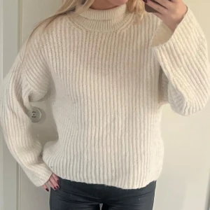 Stickad tröja med polo  - Stickad tröja från Ginatricot som har polo. Är i använt skick men fortfarande superfin 🥰