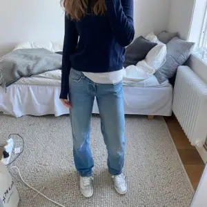 Blå jeans i storlek 36. Använda några gånger och är i bra skick. Jag är 174 cm.