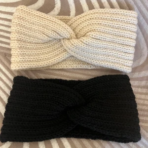 Stickade pannband i beige och svart - Två snygga stickade pannband i beige och svart. Helt nya och super mysiga